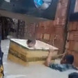 Vídeo mostra criança sendo socorrida em caixa de isopor após temporal (Reprodução/Twitter Montagem/R7)